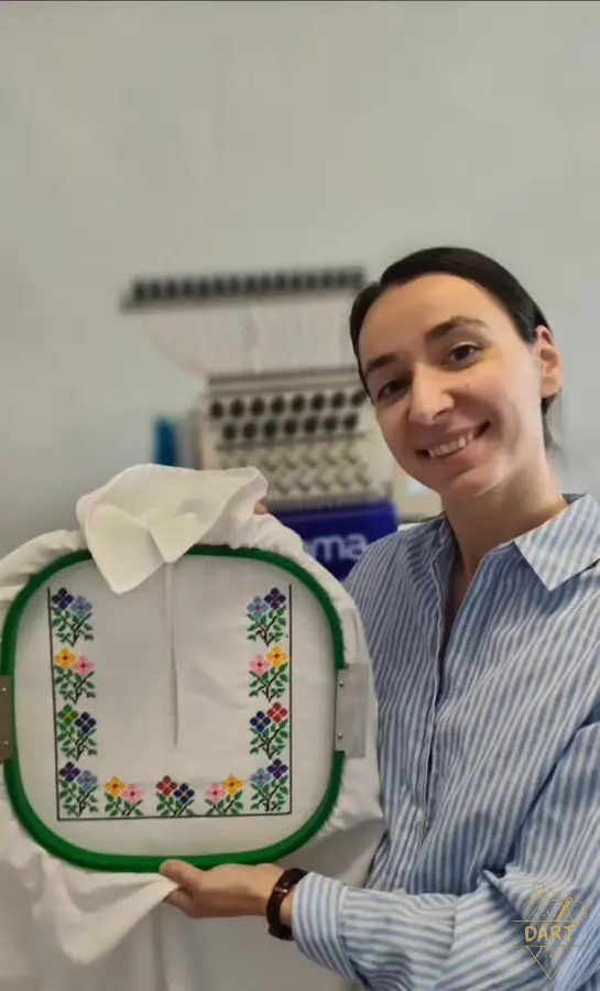 Cămașă cu motive florale tradiționale întinsă în gherghef