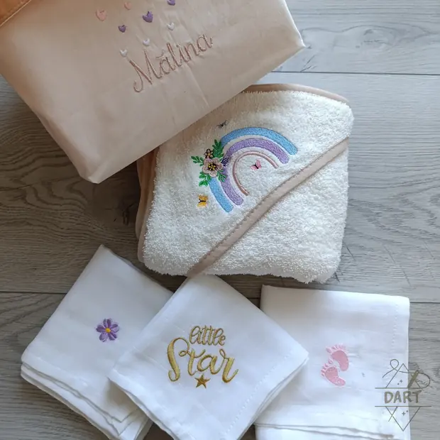 Coșuleț textil cu prosop de bebe și muselină brodate
