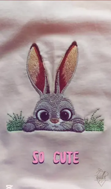Broderie cu iepuraș pe tricou roz