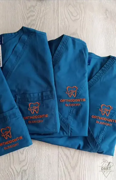 Uniforme medicale cu logo-ul unui cabinet de ortodonție brodat