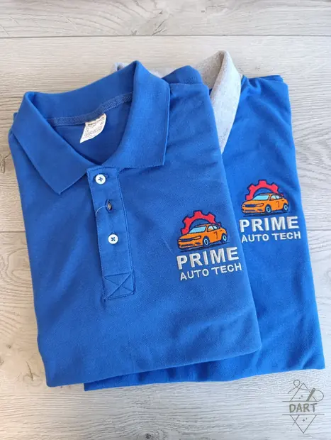 Tricouri polo albastre cu logo-ul Prime Auto Tech brodat pe piept