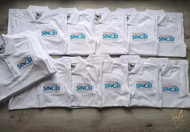 Polo-uri albe brodate cu emblema Colegiului Național Gheorghe Șincai